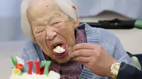 Wanita tertua di dunia Misao Okawa makan kue ulang tahun di rumahnya di Osaka, Jepang, Selasa (5/3/2015). Okawa merayakan ulang tahunnya yang  ke-117.(AFP Photo/Jiji Press)