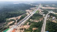 Jembatan sepanjang 512 meter yang mulai dibangun pada Januari 2024 lalu, posisinya berdampingan dengan jembatan lama dengan progres mencapai 83,4%. (Foto: AFP)
