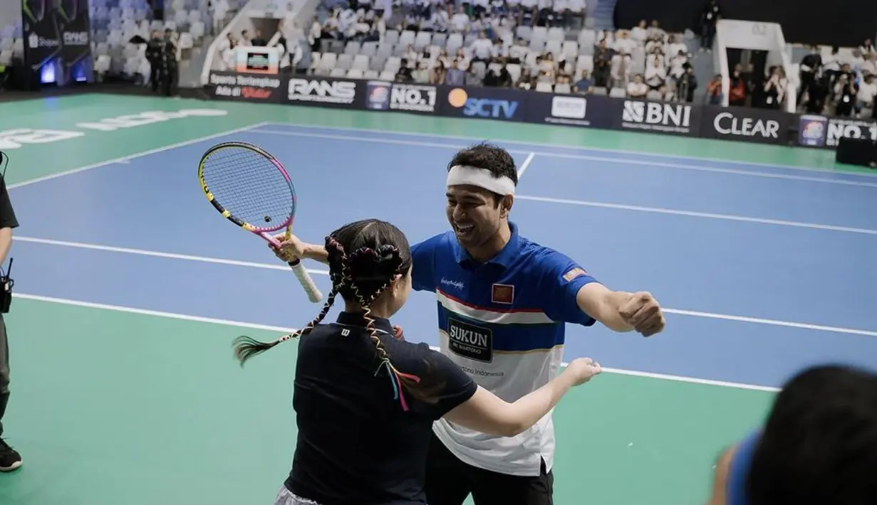 Gaya rambut Nagita Slavina begitu memesona. Ia hadir dengan rambut kepang, disertai warna-warna seru yang bikin gayanya semakin playful.  [Foto: Instagram/ RaffiNagita]