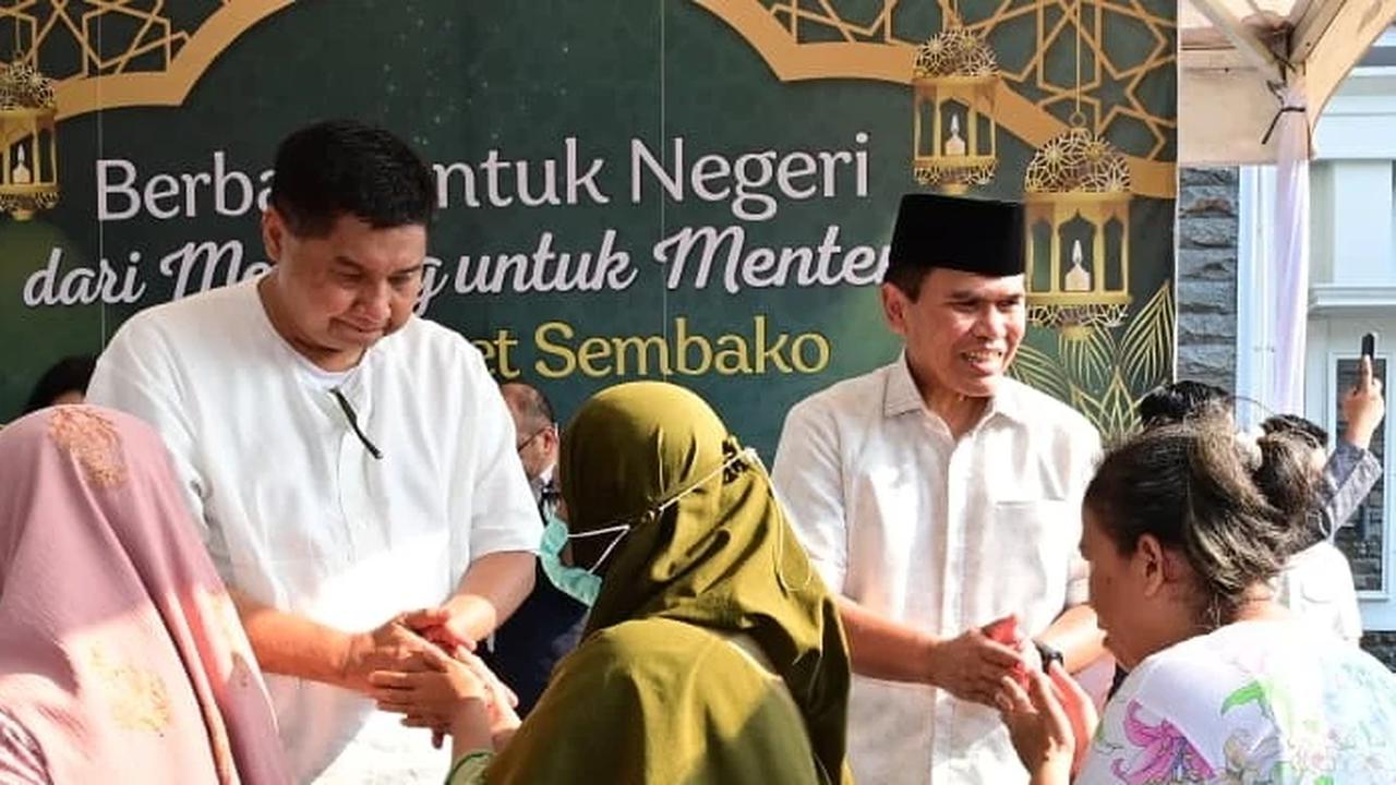 FOTO: TNI AL Salurkan Bantuan Sembako untuk Warga Menteng Tenggulun