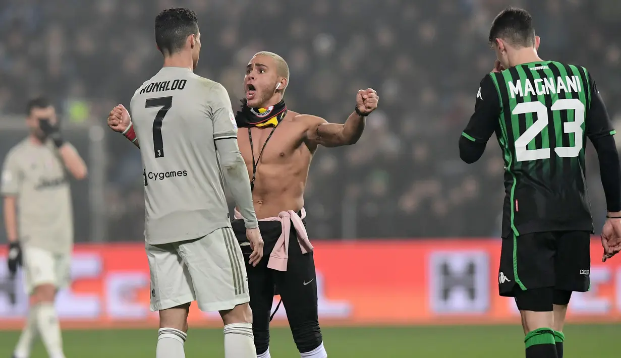 Cristiano Ronaldo dengan tenang menyaksikan aksi selebrasi gol miliknya yang diperagakan penyusup lapangan hijau asal Belgia pada laga Sassuolo vs Juventus di Stadion Mapei, Februari 2019 lalu. ( AFP/Miguel Medina )