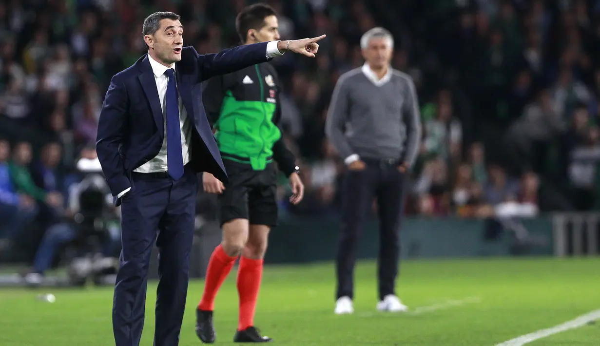 Pelatih Barcelona, Valverde, memberikan arahan kepada anak asuhnya saat melawan Real Betis pada laga La Liga 2019 di Stadion Benito Villamarin, Minggu (17/3). Barcelona menang 4-1 atas Real Betis. (AP/Miguel Morenatti)