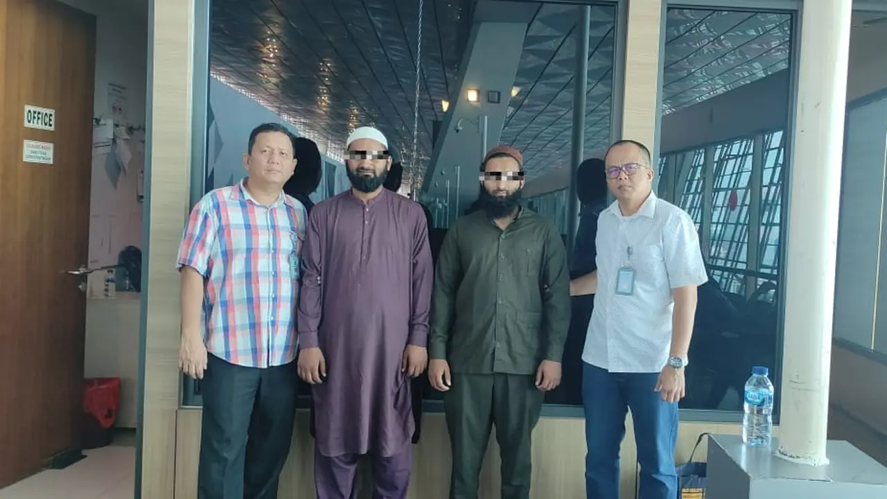 Dua Warga Negara (WN) asal Pakistan dideportasi usai ketahuan mengemis di Kemayoran.