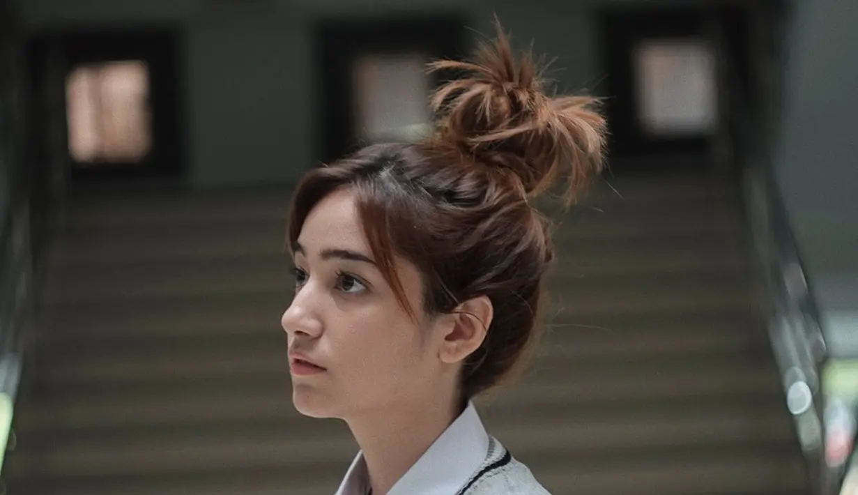 Punya rambut panjang, artis dengan nama lengkap Dannia Salsabilla Assegaf ini sering mengikat rambutnya. Dengan beragam cara mengikat rambut, sahabat Adhisty Zara ini selalu memesona. Tampil dengan gaya rambut dicepol yang sedikit berantakan, Dannia makin terlihat imut. (Liputan6.com/IG/@danniasalsabilla)