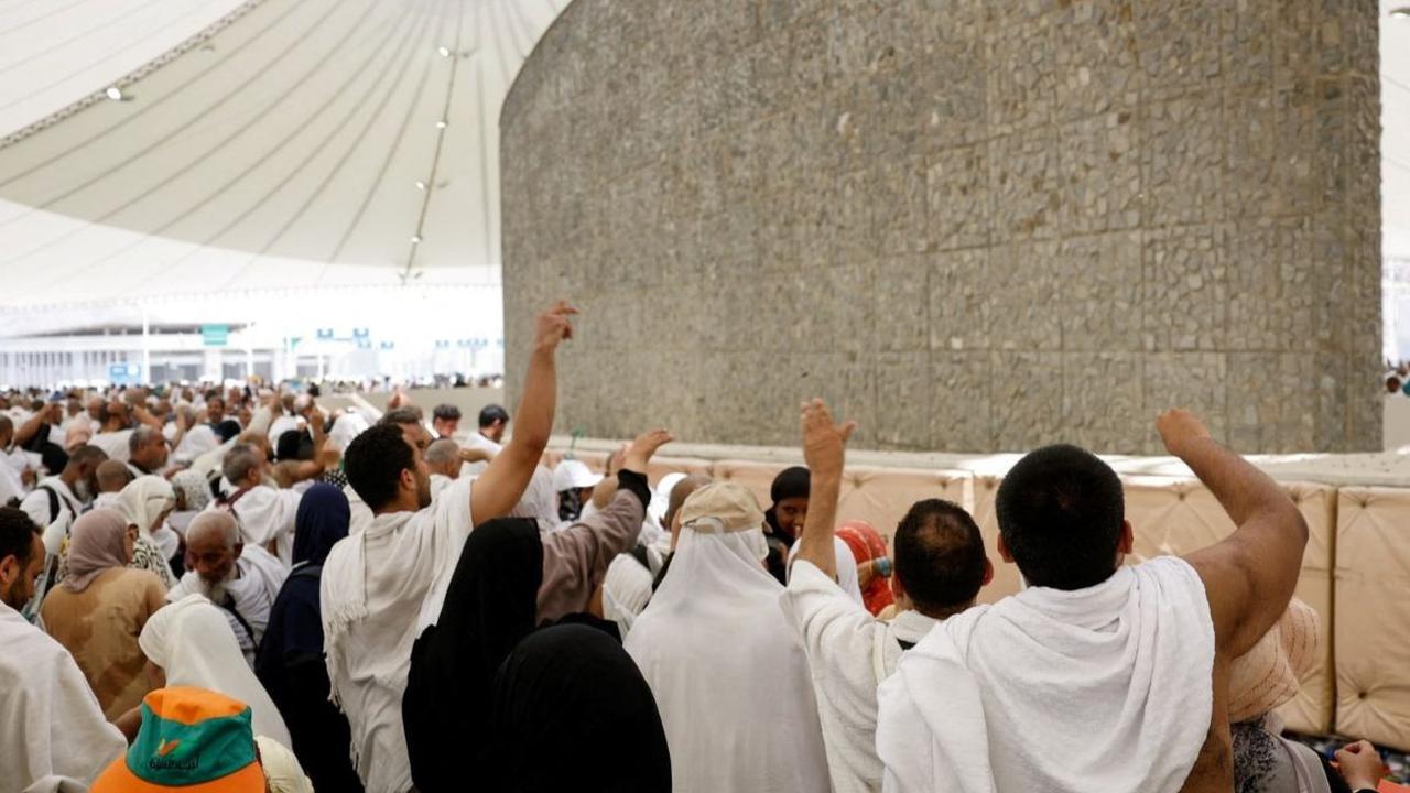 Jemaah haji dari berbagai penjuru dunia mulai bergerak menuju Muzdalifah dan Mina setelah melaksanakan wukuf di Padang Arafah pada Sabtu, 15 Juni 2024. Foto: REUTERS / Saleh Salem<br>