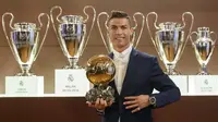 Ronaldo berfoto dengan trofi Ballon d'Or France Football 2016 di Trophy Room, Santiago Bernabeu stadium, Madrid, (8/12/2016). Cristiano Ronaldo meraih 745 poin mengalahkan Linel Messi yang meraih 316 poin. (AFP/L'EQUIPE/Franck Seguin)