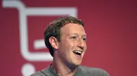 Tawa Mark Zuckerberg sebelum dirundung masalah pencurian data pengguna Facebook. (AFP/LLUISE GENE)