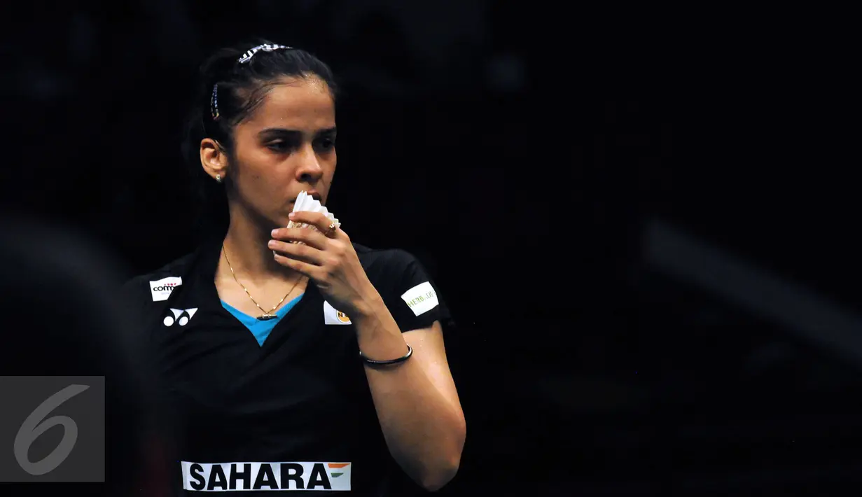 Pebulutangkis India, Saina Nehwal bersiap melakukan pukulan serve saat laga melawan Carolina Marin (Spanyol) di final Total BWF World Championships 2015 di Jakarta, Minggu (16/8/2015). Saina kalah16-21. 19-21. (Liputan6.com/Helmi Fithriansyah)