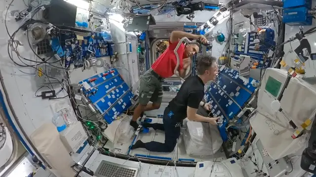 Astronaut Cukur Rambut