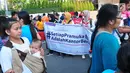 Sejumlah peserta aksi membentangkan spanduk saat menggelar aksi Satu Indonesia di areaCFD, Bundaran HI, Minggu (30/7). Aksi ini bertujuan untuk menguatkan kembali kesadaran bahwa kita satu nusa, satu bangsa, satu Indonesia (Liputan6.com/Helmi Afandi)
