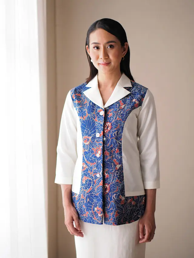 Kemeja Batik Wanita Kombinasi Kain Polos dan Kerah Blazer Kekinian