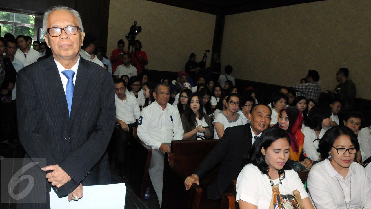 20151217-OC Kaligis Rangkul Anak-anaknya Sebelum Dengarkan Sidang Pembacaan Vonis