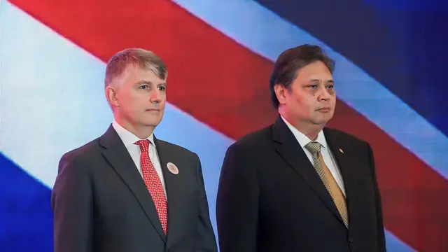Menteri Koordinator Bidang Perekonomian Airlangga Hartarto (kanan) dalam acara The United Kingdom King's Birthday Reception, Rabu (7/6) (Istimewa)