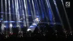 Penyanyi Afgansyah Reza atau Afgan menghibur penggemarnya saat menggelar konser bertajuk Dekade di Istora Senayan, Jakarta, Jumat (8/8/2019). Konser ini merupakan penanda 10 tahun penyanyi Afgansyah Reza di industri musik Indonesia. (Liputan6.com/Angga Yuniar)