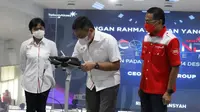 Direktur Utama Telkom Ririek Adriansyah (tengah) disaksikan Direktur Consumer Service Telkom FM Venusiana  R (kiri) dan Direktur Utama Telkom Akses Semly Saalino (kanan) meresmikan Telkom Akses Command Center di  Legok, Banten beberapa waktu yang lalu.
