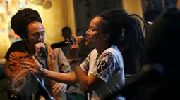 Penampilan Ras Muhamad saat peluncuran album terbarunya "Salam" di kawasan Kemang, Jakarta, Selasa (9/6/2015). Album yang berisi 16 lagu itu melibatkan banyak musikus reggae internasional. (Liputan6.com/Faisal R Syam)