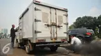 Kendaraan roda empat saat melakukan uji emisi di pintu satu Gelora Bung Karno, Jakarta, Selasa (17/5). Pemkot Administrasi Jakpus melakukan uji emisi kendaraan selama tiga hari untuk mengevaluasi kualitas udara perkotaan. (Liputan6.com/Gempur M Surya)