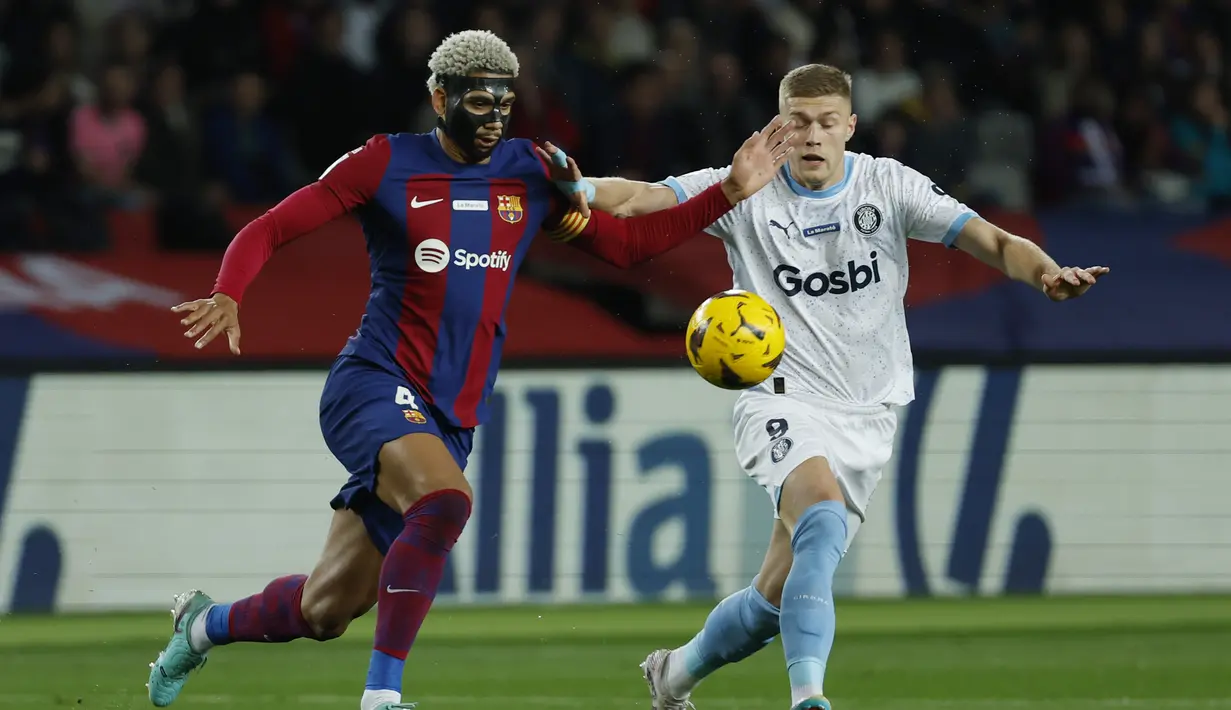 Sementara itu, Barca harus puas turun ke peringkat empat dengan poin 34 usai disalip Atletico Madrid. (AP Photo/Joan Monfort)
