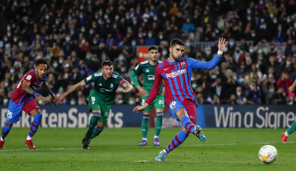 Gol pertama Barcelona tercipta ketika pertandingan baru berjalan 14 menit lewat sepakan penalti Ferran Torres. (AP Photo/Juan Monfort)