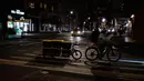 Seorang pekerja pengiriman makanan membawa pesanan dengan sepeda di New York, Senin, (16/3/2020). Gubernur Andrew Cuomo mengatakan restoran dan bar akan pindah ke layanan take-out dan pengiriman saja imbas merebaknya penyebaran Covid-19. (AP Photo/Yuki Iwamura)