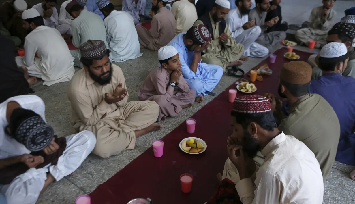 Sejumlah umat Muslim berdoa sebelum berbuka puasa selama bulan suci Ramadhan di sebuah masjid, di Lahore, Pakistan, Rabu (14/4/2021). Bulan Ramadhan ditandai dengan berpuasa setiap hari dari fajar hingga matahari terbenam. (AP Photo/K.M. Chaudary)