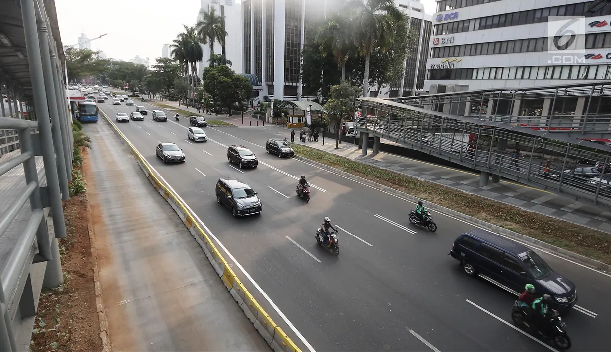 Kendaraan melintas di kawasan Sudirman, Jakarta, Sabtu (11/8). Menjelang Asian Games 2018, pedestrian di kawasan Sudirman sudah dapat dinikmati masyarakat. (Liputan6.com/Herman Zakharia)