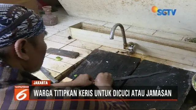 Sambut 1 Muharram, warga titipkan keris untuk dicuci di Museum Pusaka Taman Mini Indonesia Indah.