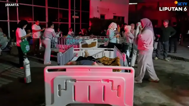 Petugas RS Hermina mengevakuasi sejumlah pasien usai terjadi kebakaran di RS Hermina Jatinegara. (Istimewa)