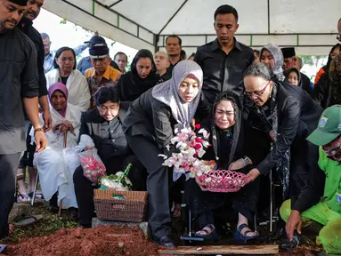 Rachmawati Soekarnoputri menaburkan bunga saat pemakaman sang suami Benny Soemarno  di TPU Karet Bivak, Jakarta, Senin (2/4). Benny Soemarno meninggal pada usia 68 tahun. (Liputan6.com/Faizal Fanani)