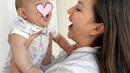 Sejak Kyarra lahir, Jessica Mila memilih untuk fokus mengurus buah hatinya dan menepi sejenak dari dunia sinetron. Nikmati peran sebagai seorang ibu selama 6 bulan, kebahagiaan terpancar jelas di wajah Mila ketika menggendong Kyarra. Meski bajunya kotor karena makanan Kyarra, artis berusia 32 tahun ini menikmati momen MPASI pertama buah hati tercintanya. (Liputan6.com/IG/jscmila)