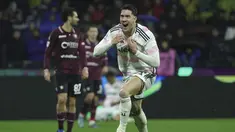 Penyerang Juventus Dusan Vlahovic berselebrasi setelah mencetak gol kedua timnya ke gawang Salernitana dalam laga Serie A 2023/2024 giornata 19 di Stadio Arechi, Senin (8/1/2024) dini hari WIB. (Alessandro Garofalo/LaPresse via AP)