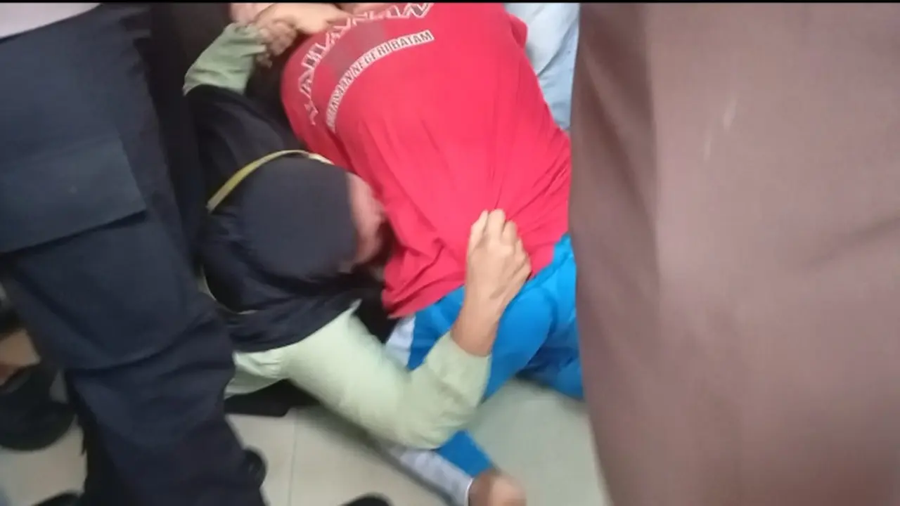 Ibu Korban Terdakwa (Pandi Ramadhan) nangis histeris dan nyris pingsan usai anaknya di tuntut Pidana Mati saat sidang Di PN Batam, Kamis sore (5/2/2026)