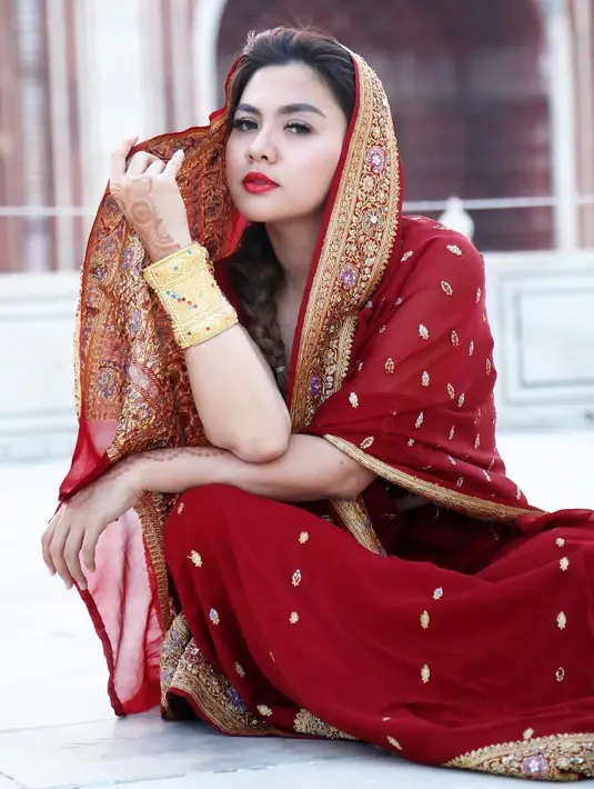 “Yang jelas 40 hari minimal. Pasti belum bisa yang jauh-jauh, apalagi bayinya kan belum boleh keluar. Jadi mungkin setelah dua bulan,” tambahnya.   (Instagram/vickyshu)