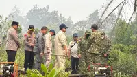 Momen Prabowo Tanpa Masker Terobos Kabut Asap Kebakaran Hutan Kalbar