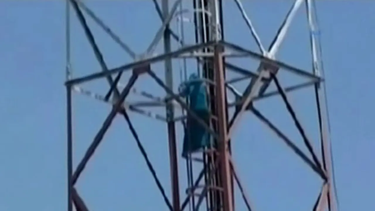 Wanita Pemanjat Tower