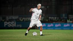 Pada kesempatan kali ini Ronaldinho yang membela RANS Nusantara FC turun ke gelanggang untuk berhadapan dengan Persik Kediri. (Bola.com/Iwan Setiawan)
