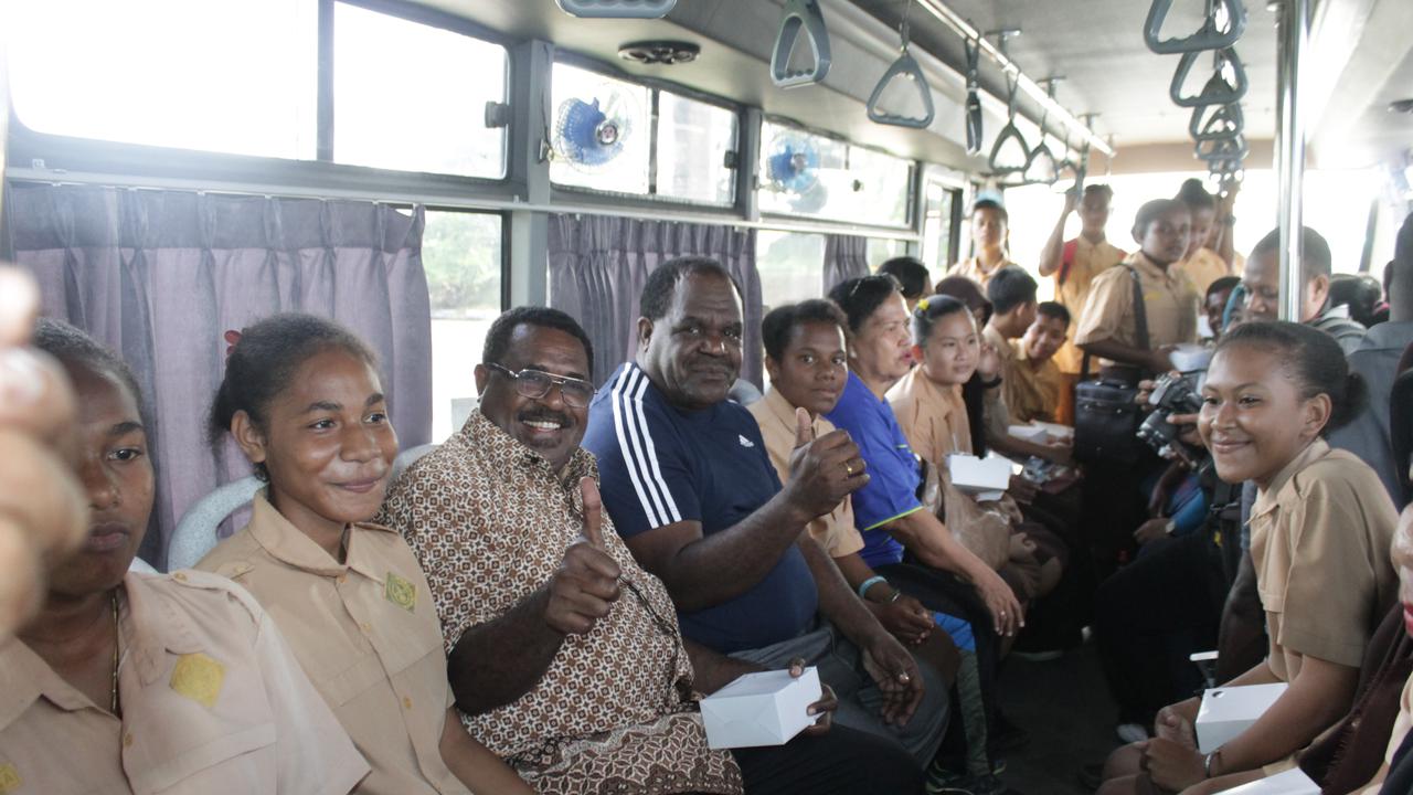 Bupati dan siswa di bus sekolah Sorong