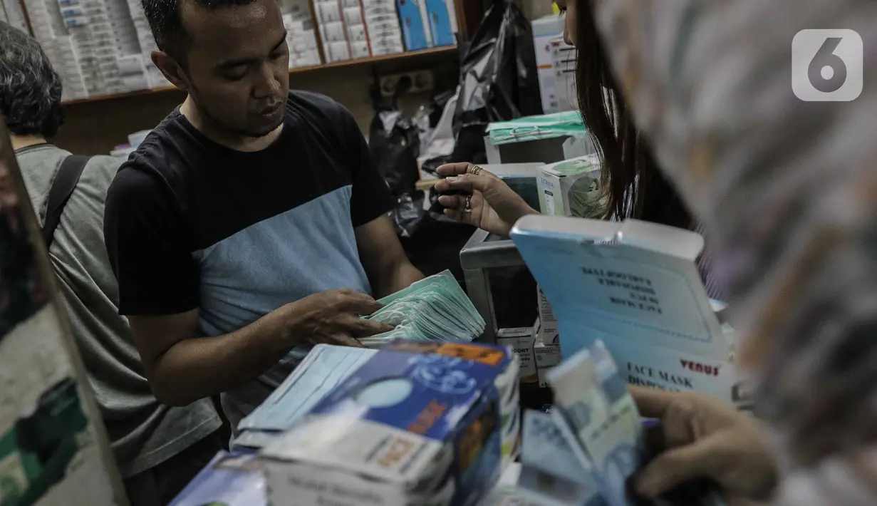 Warga saat membeli masker di Pasar Pramuka, Jakarta, Senin (2/3/2020). Kedua pasien tersebut merupakan ibu (64) dan anak (31), kini mereka dirawat di ruangan khusus serta kediaman yang dihuni pasien di daerah Depok juga diisolasi. (Liputan6.com/Faizal Fanani)