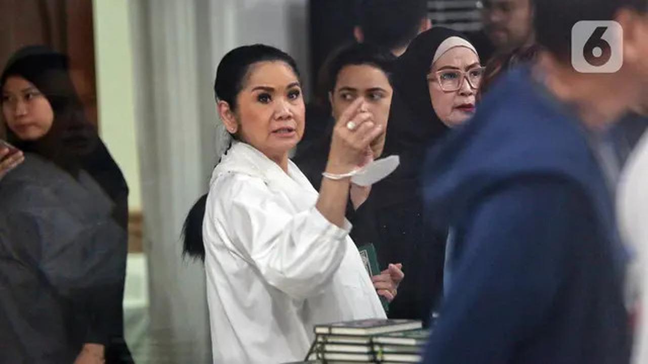 Dipenuhi Artis dan Musisi, Suasana Haru Selimuti Rumah Duka Titiek Puspa