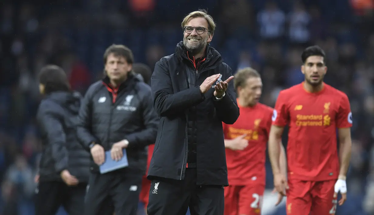 Pelatih Liverpool, Jurgen Klopp, tampak gembira saat tim nya mampu menang atas West Bromwich ALbion. Kemenangan ini juga membawa Liverpool ke posisi tiga klasemen liga Inggris menggeser Manchester City. (EPA/Will Oliver)