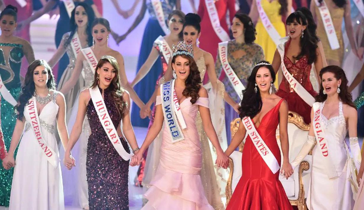 Rolene Strauss (tengah) dan para kontestan Miss World dalam kontes ratu kecantikan sejagat di London, Minggu (14/12/2014). (AFP PHOTO/Leon Neal)