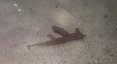 Sebuah senjata api tergeletak di lantai lokasi teror bom yang mengguncang bandara Ataturk, Istanbul, Turki, Selasa (28/6). Diduga senjata api tersebut digunakan para pelaku melepaskan tembakan sebelum meledakkan diri. (140journo / via Reuters)