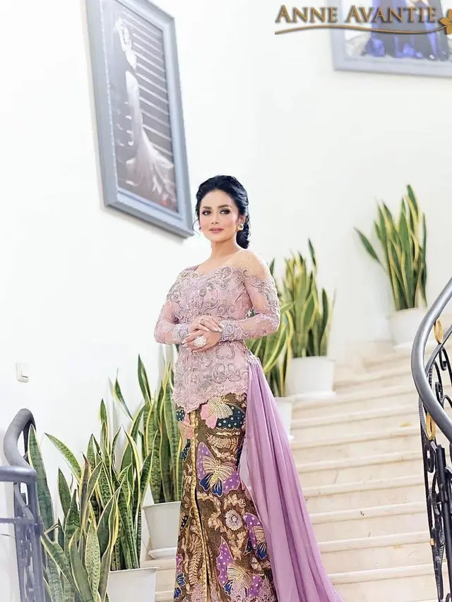 Ada Kisah Haru di Balik Pembuatan Kebaya Krisdayanti untuk Acara Lamaran Aurel Hermansyah dan Atta Halilintar. (instagram.com/anneavantieheart)