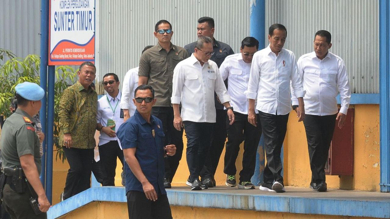 "Setelah yang di dalam gudang 1,6 juta, dalam perjalanan 400 juta sehingga stok 400 ribu ton sehingga akan ada stok 2 juta. Biasanya stok kita itu hanya 1,2 ( juta ) normal, 1,2 juta, ini kita memiliki 2 juta sehingga kita tidak usah khawatir,"<