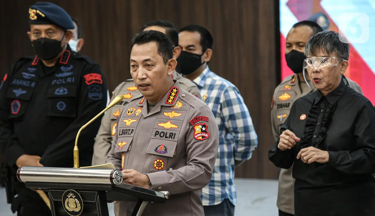 Kapolri Jenderal Listyo Sigit Prabowo bersama jajaran terkait menyampaikan konferensi pers di Gedung Rupatama Mabes Polri, Jakarta, Selasa (9/8/2022). Mantan Kepala Divisi Profesi dan Pengamanan Polri Irjen Ferdy Sambo ditetapkan sebagai tersangka dalam kasus pembunuhan ajudannya, Brigadir J alias Nofriansyah Yoshua Hutabarat. (Liputan6.com/Faizal Fanani)