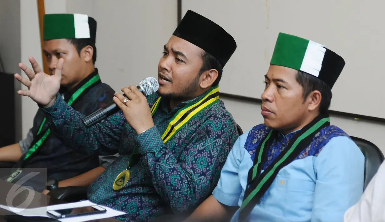 Ketua Umum PII, Munawwar Khalil (tengah) memberi pernyataan terkait insiden bentrok saat aksi damai 4 November, Jakarta, Sabtu (5/11). HMI, PII, dan GPII memberikan pernyataan sikap terkait insiden tersebut. (Liputan6.com/Helmi Fithriansyah)