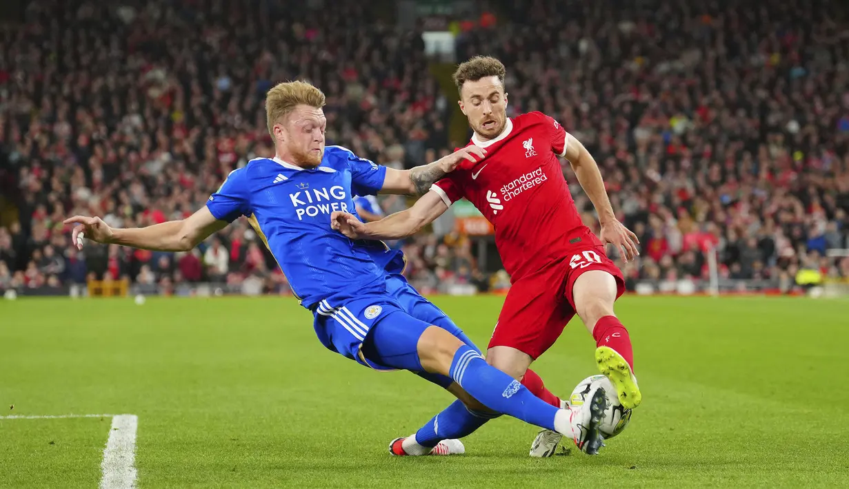 Pemain Liverpool, Diogo Jota (kanan) berebut bola dengan pemain Leicester City, Harry Soutar saat laga putaran ketiga Carabao Cup 2023/2024 di Anfield, Liverpool, Inggris, Kamis (28/09/2023) dini hari WIB. (AP Photo/Jon Super)