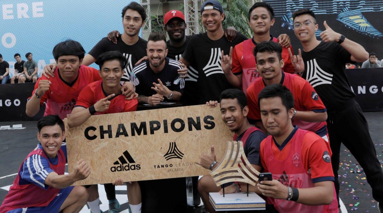 Bintang Persib Bandung, Michael Essien (topi merah), bersama pemenang Tango League 2017 Indonesia, di The Space, Senayan City, Jakarta, Minggu (13/8/2017). (Bola.com/Muhammad Iqbal Ichsan). 