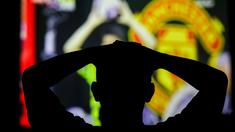 Gestur kecewa seorang fans Manchester United saat timnya kalah dari Arsenal ketika Roaring Night Liga Inggris 2023/2024 di Hotel Ibis, Tanah Abang, Jakarta, Sabtu (12/05/2024). (Bola.com/Bagaskara Lazuardi)