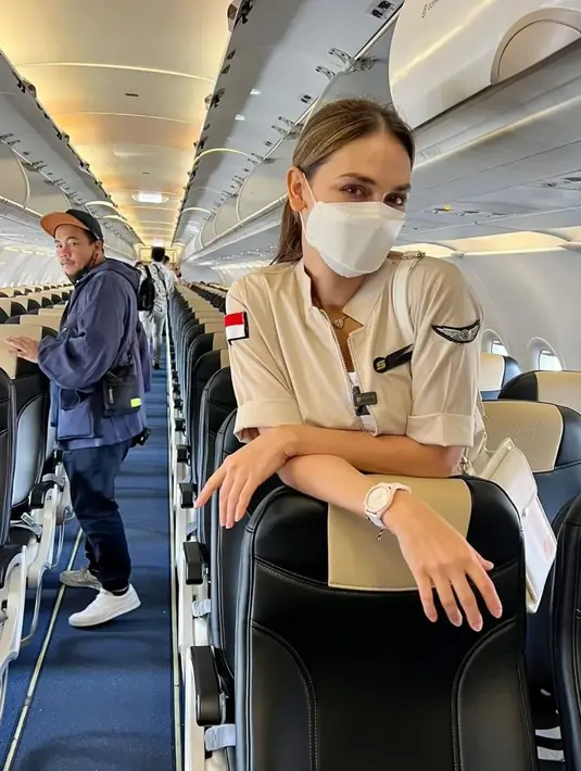 Luna Maya pun tak lupa untuk selalu memberikan senyuman meski mengenakan masker. (FOTO: instagram.com/pramugarisuperairjet)